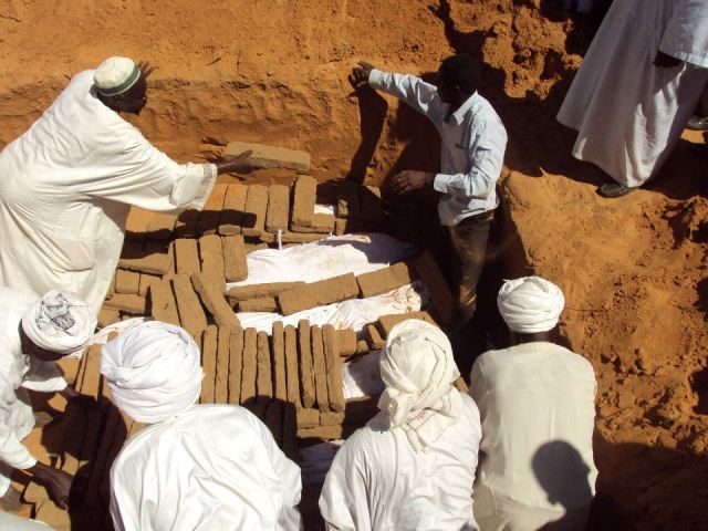 « نيويورك تايمز » محذرة : إذا سقطت « الفاشر » لن يكون هناك الكثير من الوقت لوقف المذبحة 1 دفن جثث ضحايا مجزرة ساوا « نيويورك تايمز » محذرة : إذا سقطت « الفاشر » لن يكون هناك الكثير من الوقت لوقف المذبحة