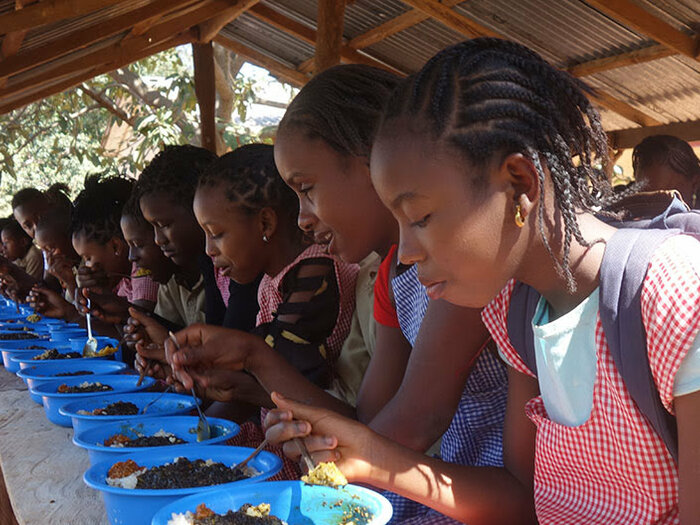 غينيا .. الأغذية العالمي يوافق على خطة بقيمة 143.5 مليون دولار لتعزيز الأمن الغذائي 1 Guinea school feeding غينيا .. الأغذية العالمي يوافق على خطة بقيمة 143.5 مليون دولار لتعزيز الأمن الغذائي