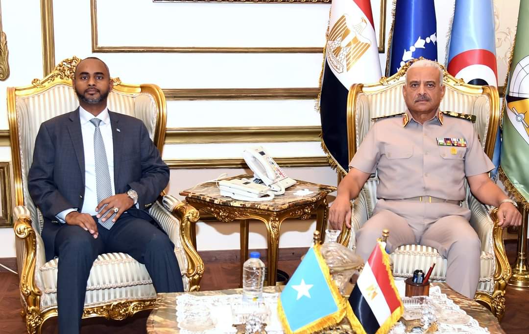 المتحدث العسكرى : الفريق أول عبدالمجيد صقر القائد العام للقوات المسلحة وزير الدفاع والإنتاج الحربى يلتقى وزير دفاع الصومال 1 FB IMG 1723652442837 المتحدث العسكرى : الفريق أول عبدالمجيد صقر القائد العام للقوات المسلحة وزير الدفاع والإنتاج الحربى يلتقى وزير دفاع الصومال