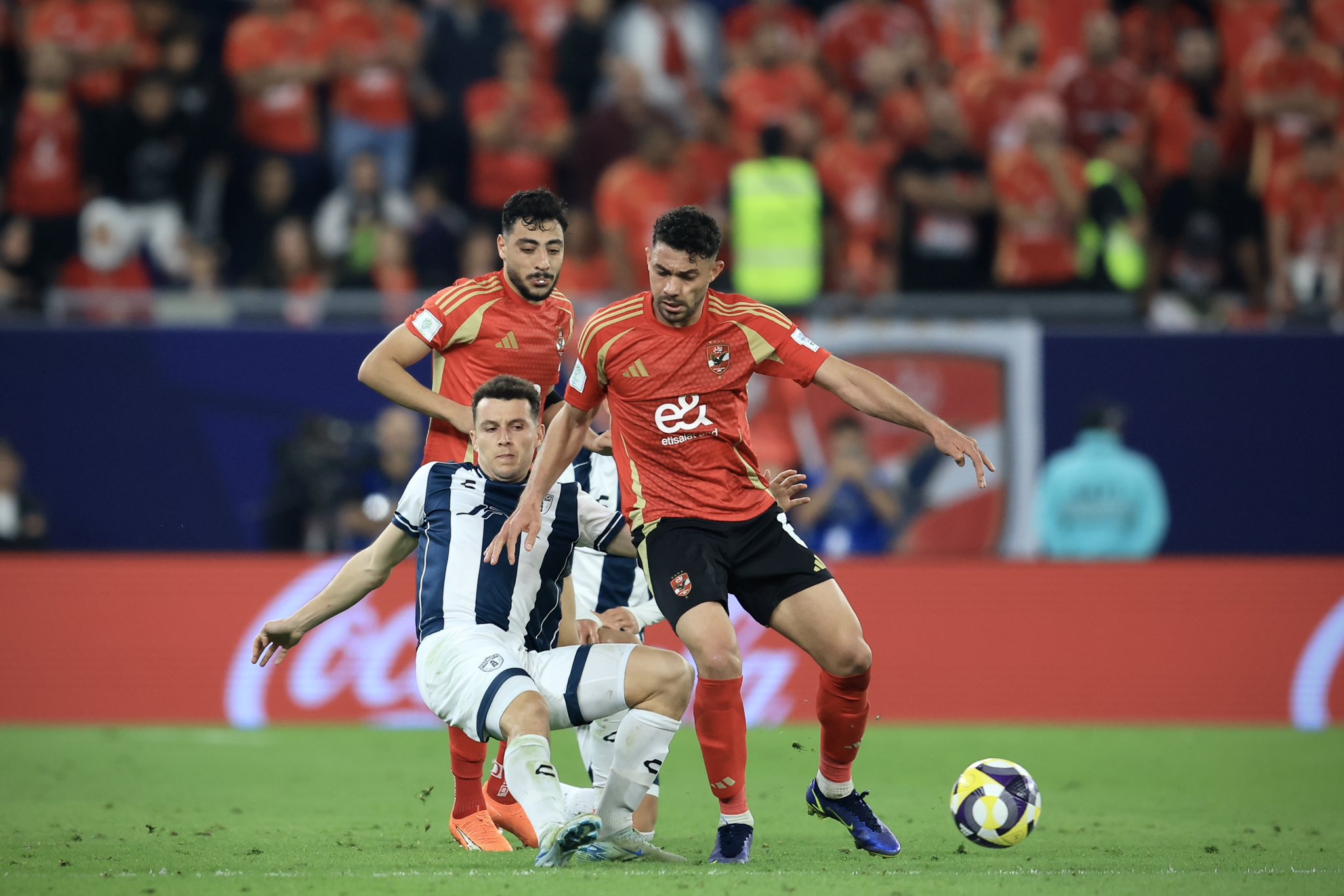 الأهلي يفرط في فوز كان في متناول الأيدي .. وباتشوكا يضرب موعدا مع ريال مدريد 1 الأهلي يفرط في فوز كان في متناول الأيدي .. وباتشوكا يضرب موعدا مع ريال مدريد