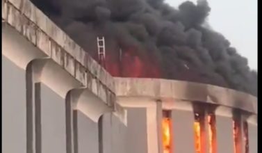IMG ٢٠٢٤١٢١٨ ٢٠٥٥٠٣ ليبيريا: إندلاع حريق في مبنى البرلمان وسط احتجاجات للمعارضة