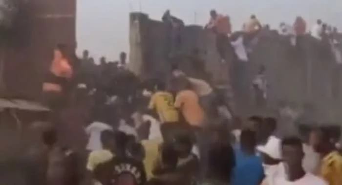 غينيا: ضربة جزاء في مباراة لكرة القدم تتسبب في مقتل وإصابة 100 شخص 1 de غينيا: ضربة جزاء في مباراة لكرة القدم تتسبب في مقتل وإصابة 100 شخص