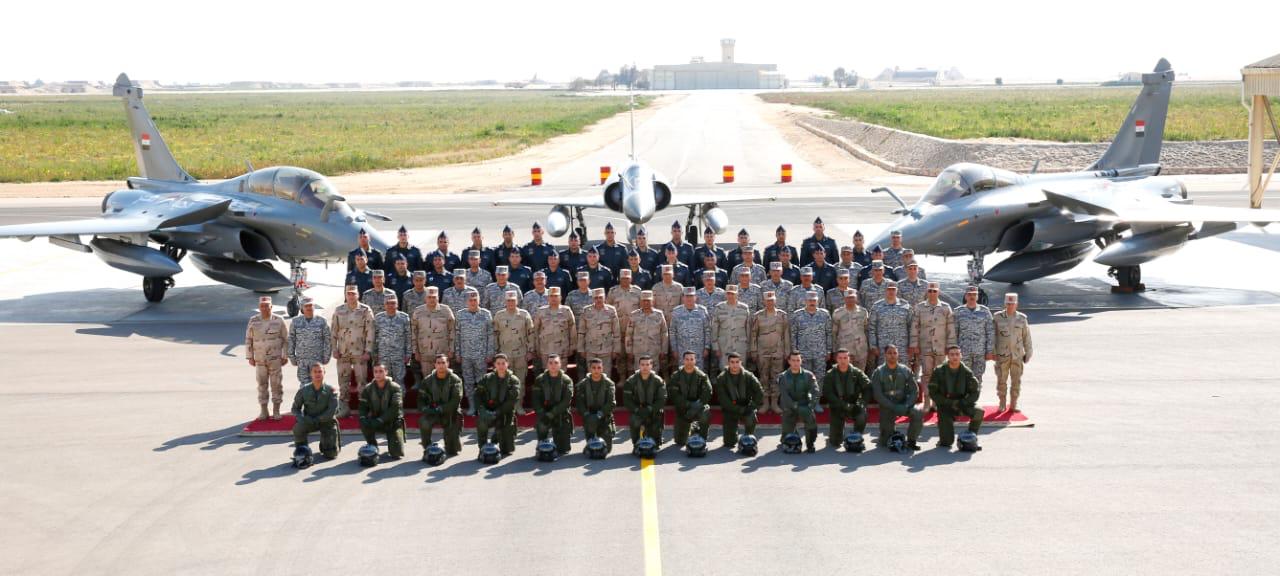 وزير الدفاع يتفقد إحدى القواعد الجوية ويلتقى عدد من المقاتلين 1 IMG 20250119 WA0008 وزير الدفاع يتفقد إحدى القواعد الجوية ويلتقى عدد من المقاتلين