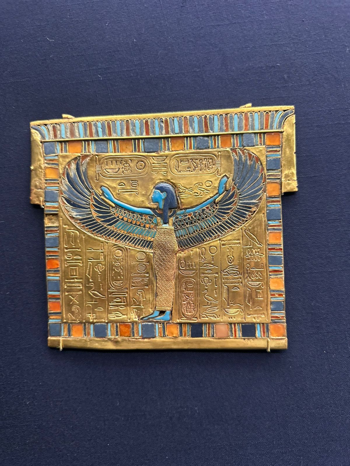 IMG 20250509 WA0018 المتحف المصري الكبير يستقبل 163 قطعة من كنوز الملك توت عنخ آمون