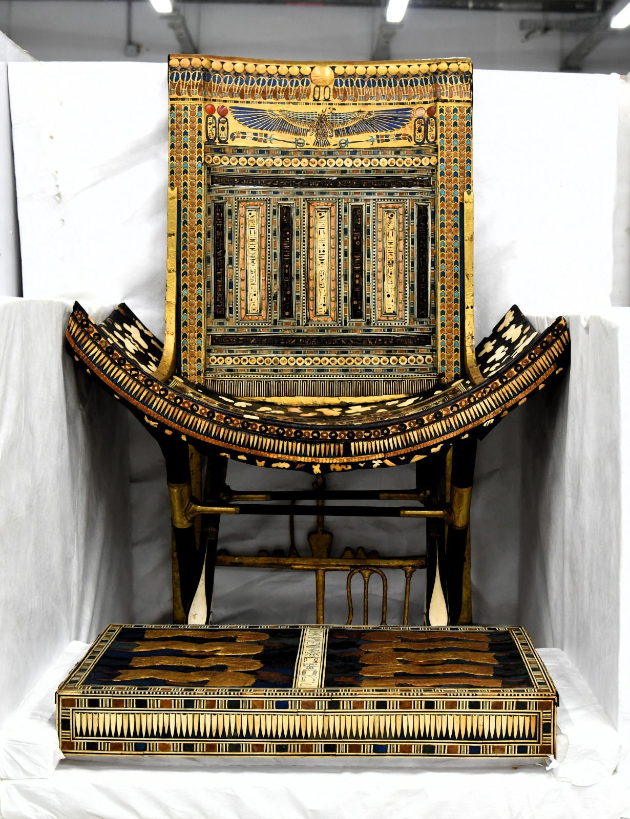 IMG 20250509 WA0019 المتحف المصري الكبير يستقبل 163 قطعة من كنوز الملك توت عنخ آمون