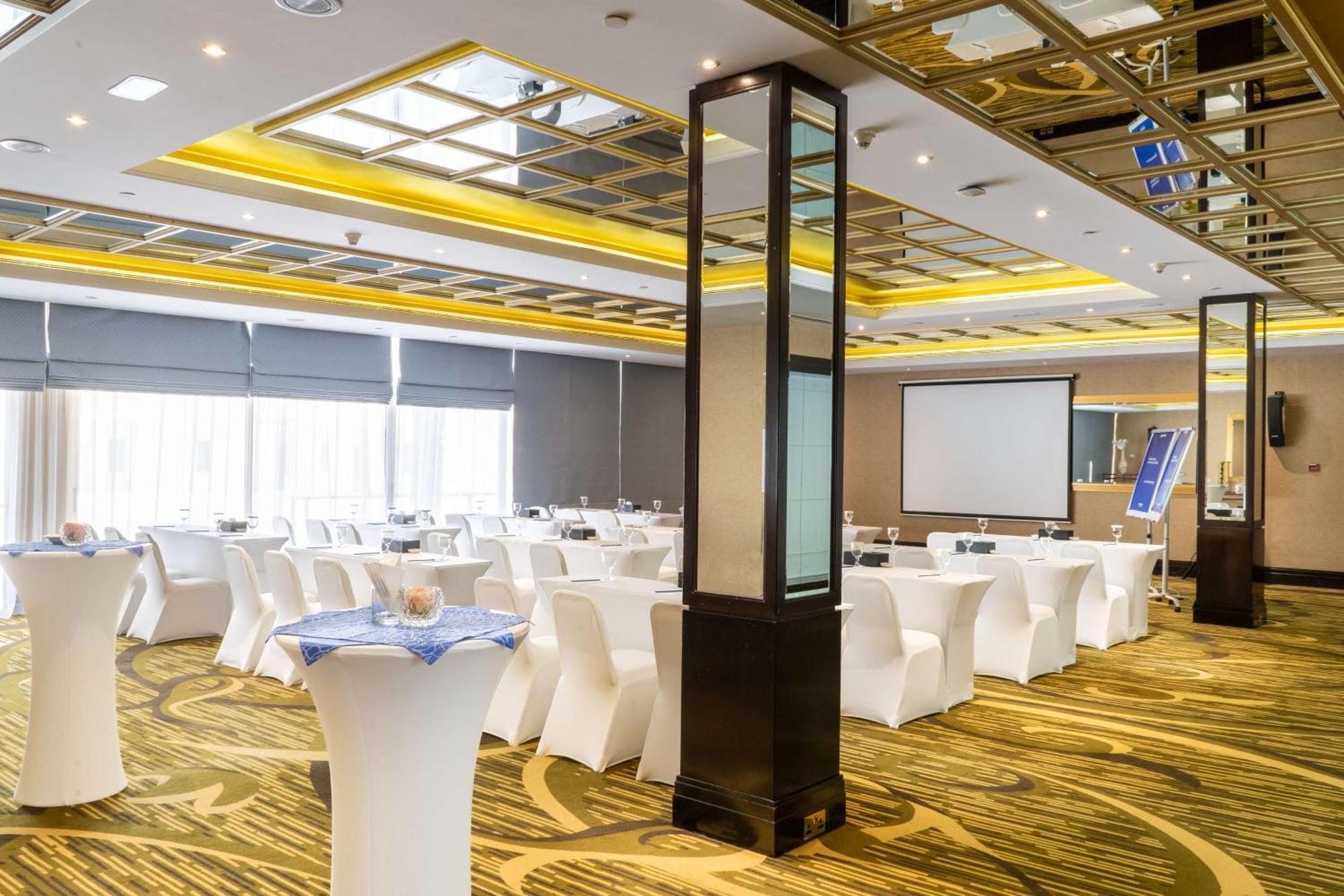 photo hilton hotel abu dhabi 13 افريقيا: مجموعة فنادق راديسون تتصدر نمو قطاع الضيافة في القارة بافتتاح أكبر عدد من الفنادق