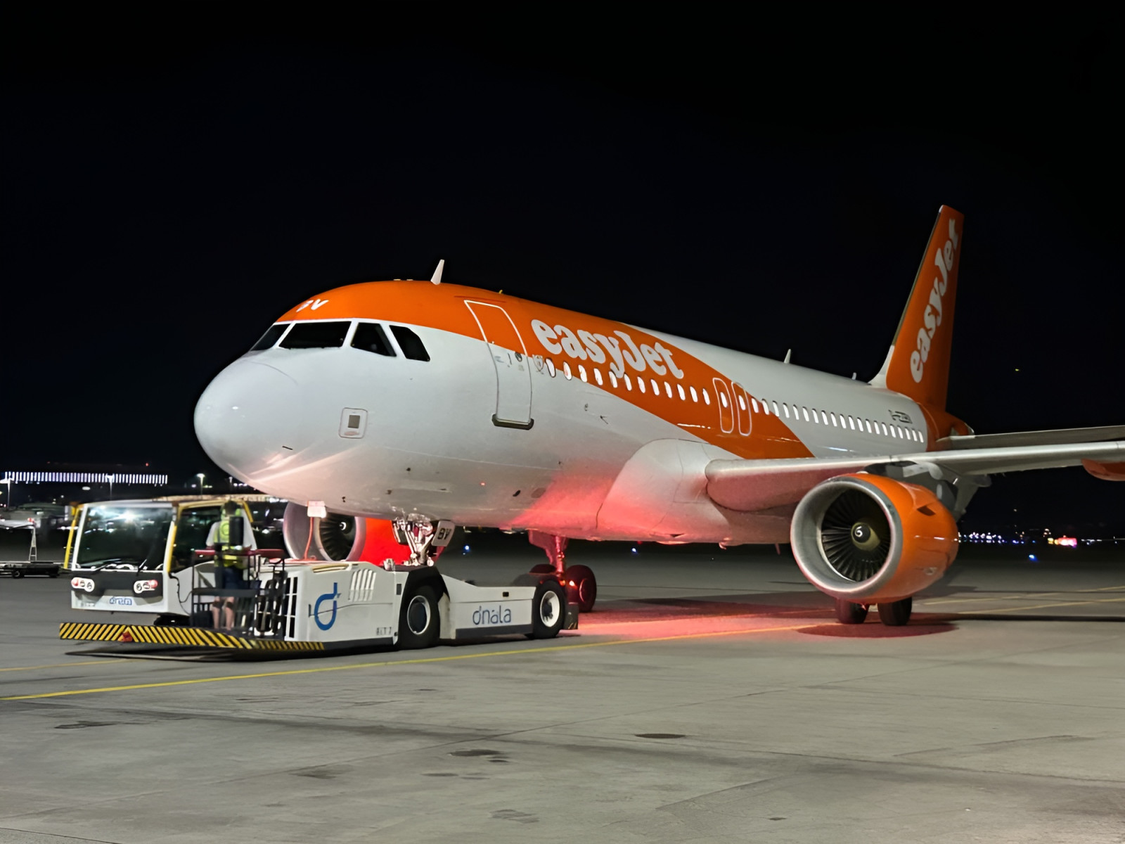 easyJet تكشف عن 11 مسارً جديدًا من مطار نيوكاسل صيف 2026 1 1920 dnatawinseasyjetcontractinzurich easyJet تكشف عن 11 مسارً جديدًا من مطار نيوكاسل صيف 2026