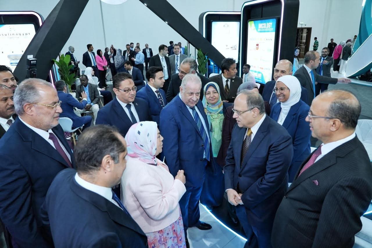 FB IMG 1750969705797 المعرض الطبي الإفريقي: رئيس هيئة الدواء المصرية يتفقد جناح الهيئة 