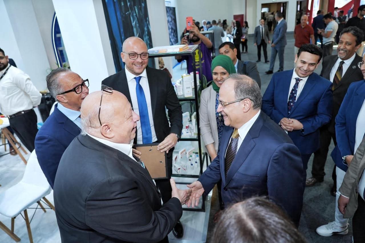 FB IMG 1750969711083 المعرض الطبي الإفريقي: رئيس هيئة الدواء المصرية يتفقد جناح الهيئة 
