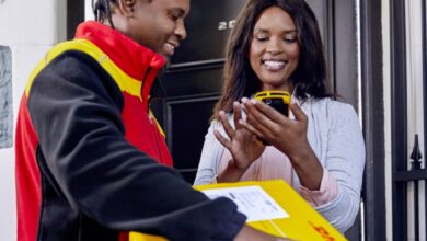 DHL تخطط لاستثمار 500 مليون يورو في إفريقيا والشرق الأوسط 5 woman signs for package 0002 DHL تخطط لاستثمار 500 مليون يورو في إفريقيا والشرق الأوسط