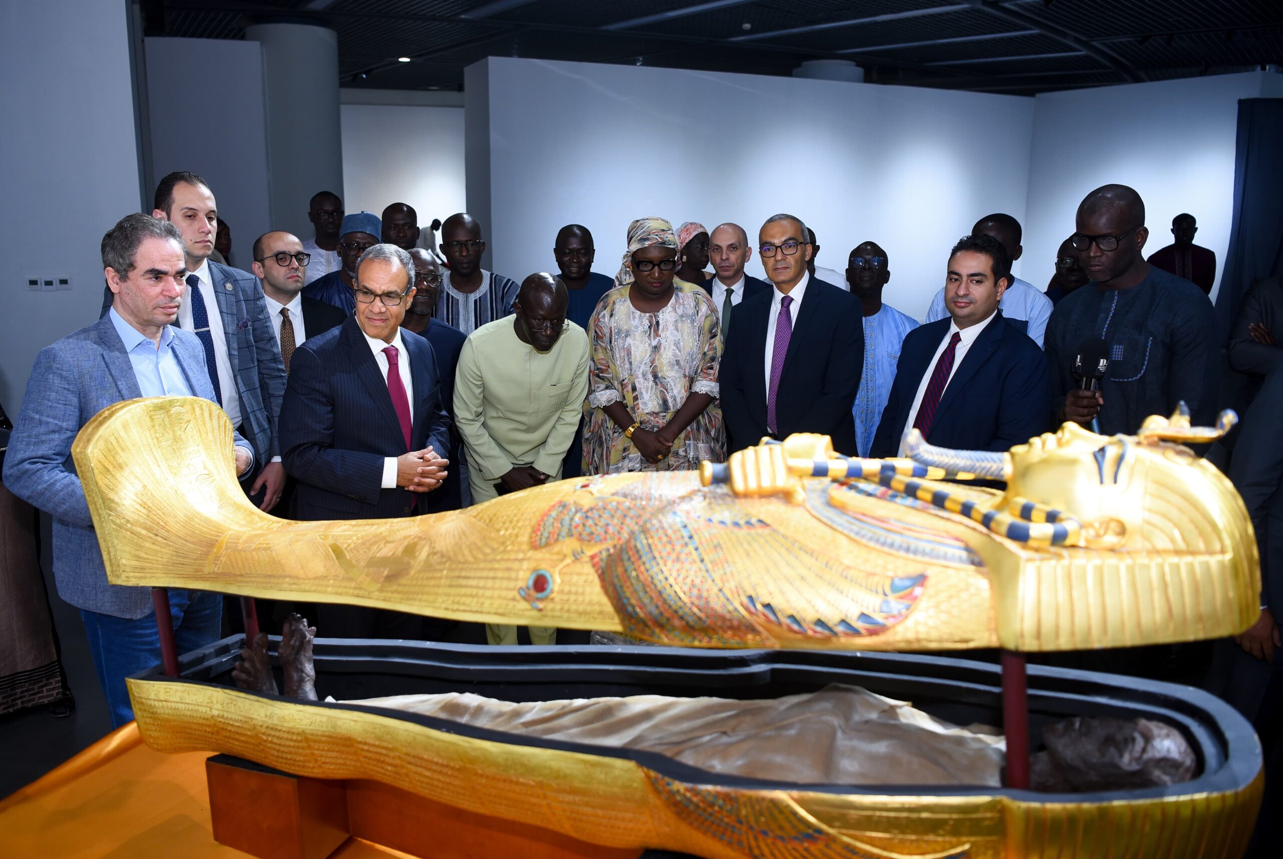 وزير الخارجية المصري يهدي متحف الحضارات الإفريقية في داكار مستنسخًا لمومياء وتابوت الملك توت عنخ آمون .. " صور " 1 064d7439 fd39 452a bc11 6a60149ff5f3 scaled وزير الخارجية المصري يهدي متحف الحضارات الإفريقية في داكار مستنسخًا لمومياء وتابوت الملك توت عنخ آمون .. " صور "
