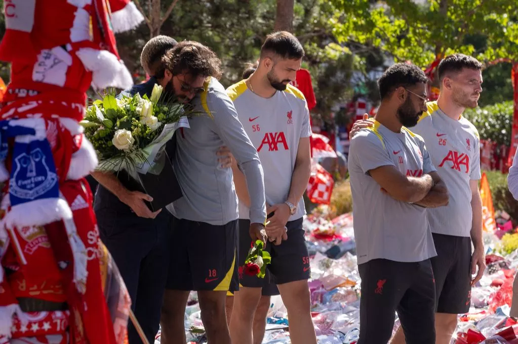 لحظة إنسانية مؤثرة بين محمد صلاح وروبرتسون في وداع دييغو جوتا 1 محمد صلاح
