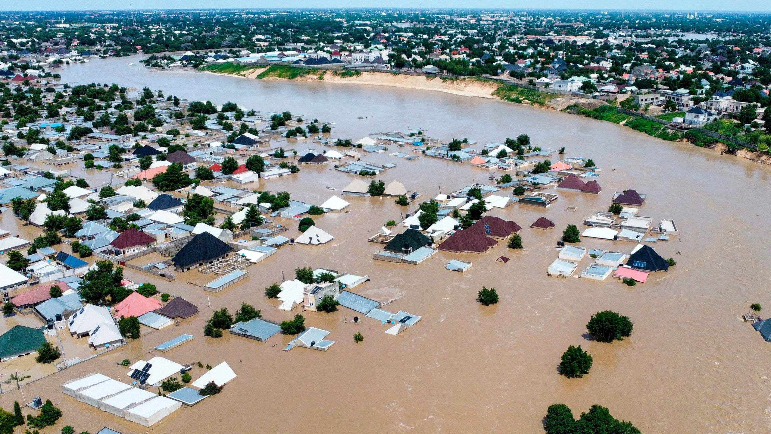 مطرٌ بلا موعد.. وجفافٌ لا يرحم: حين تصبح السماء لغزاً فوق إفريقيا 1 14africa flooding photos 1 qkml videoSixteenByNine3000 scaled مطرٌ بلا موعد.. وجفافٌ لا يرحم: حين تصبح السماء لغزاً فوق إفريقيا