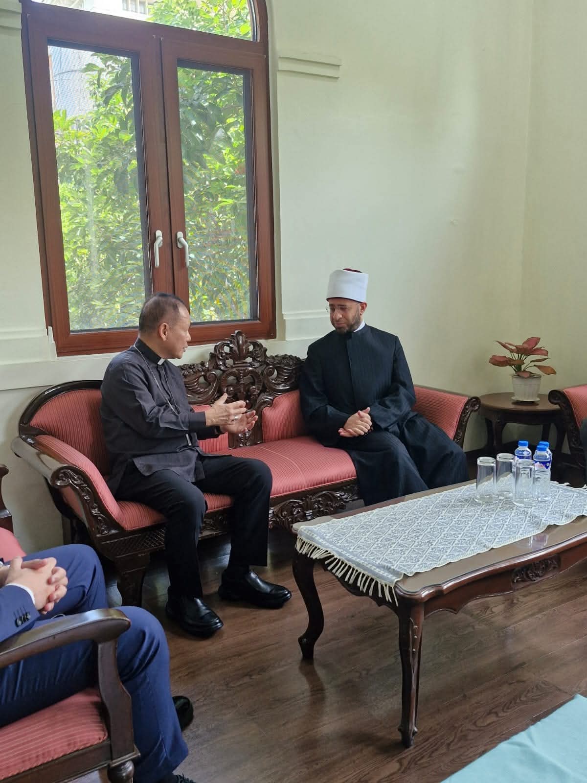 FB IMG 1751393316835 الفلبين:  رئيس أساقفة مانيلا يستقبل وزير الأوقاف لبحث التعاون المشترك وتبادل الزيارات