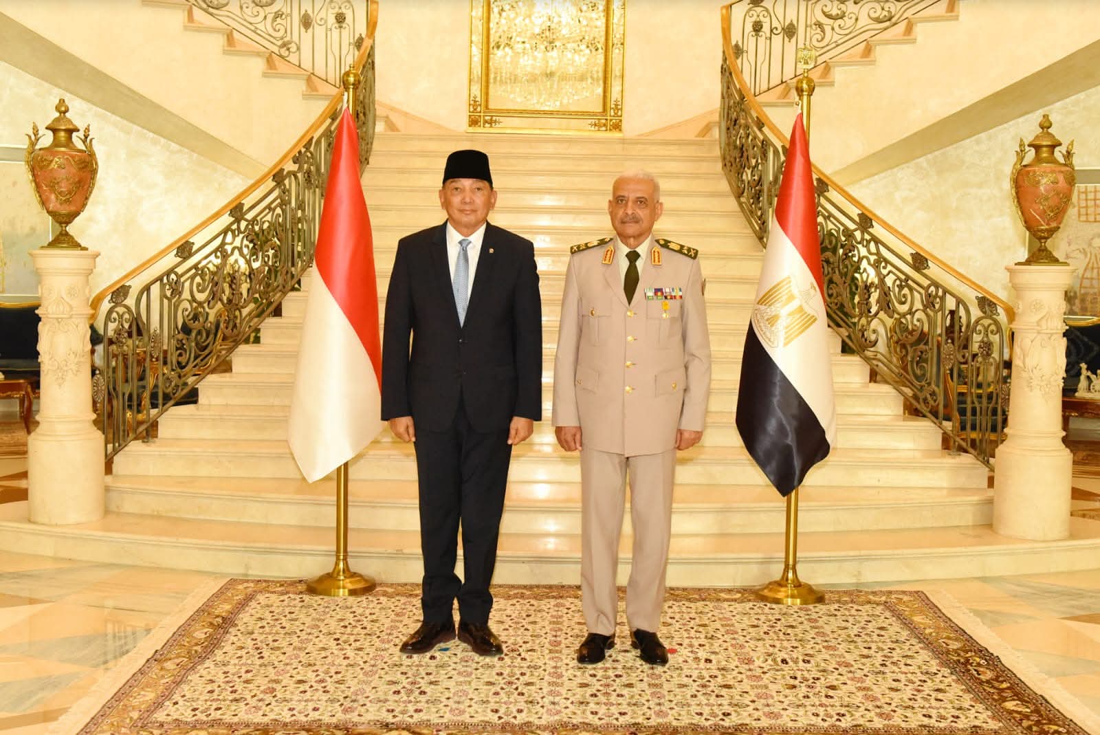 الفريق أول عبد المجيد صقر القائد العام للقوات المسلحة وزير الدفاع والإنتاج الحربى يلتقى وزير الدفاع الإندونيسي 1 FB IMG 1752333253116 الفريق أول عبد المجيد صقر القائد العام للقوات المسلحة وزير الدفاع والإنتاج الحربى يلتقى وزير الدفاع الإندونيسي