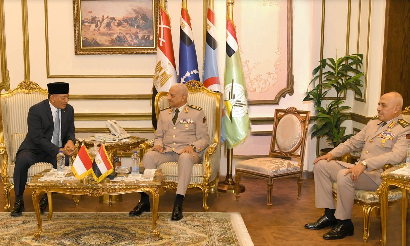 FB IMG 1752333259086 الفريق أول عبد المجيد صقر القائد العام للقوات المسلحة وزير الدفاع والإنتاج الحربى يلتقى وزير الدفاع الإندونيسي 