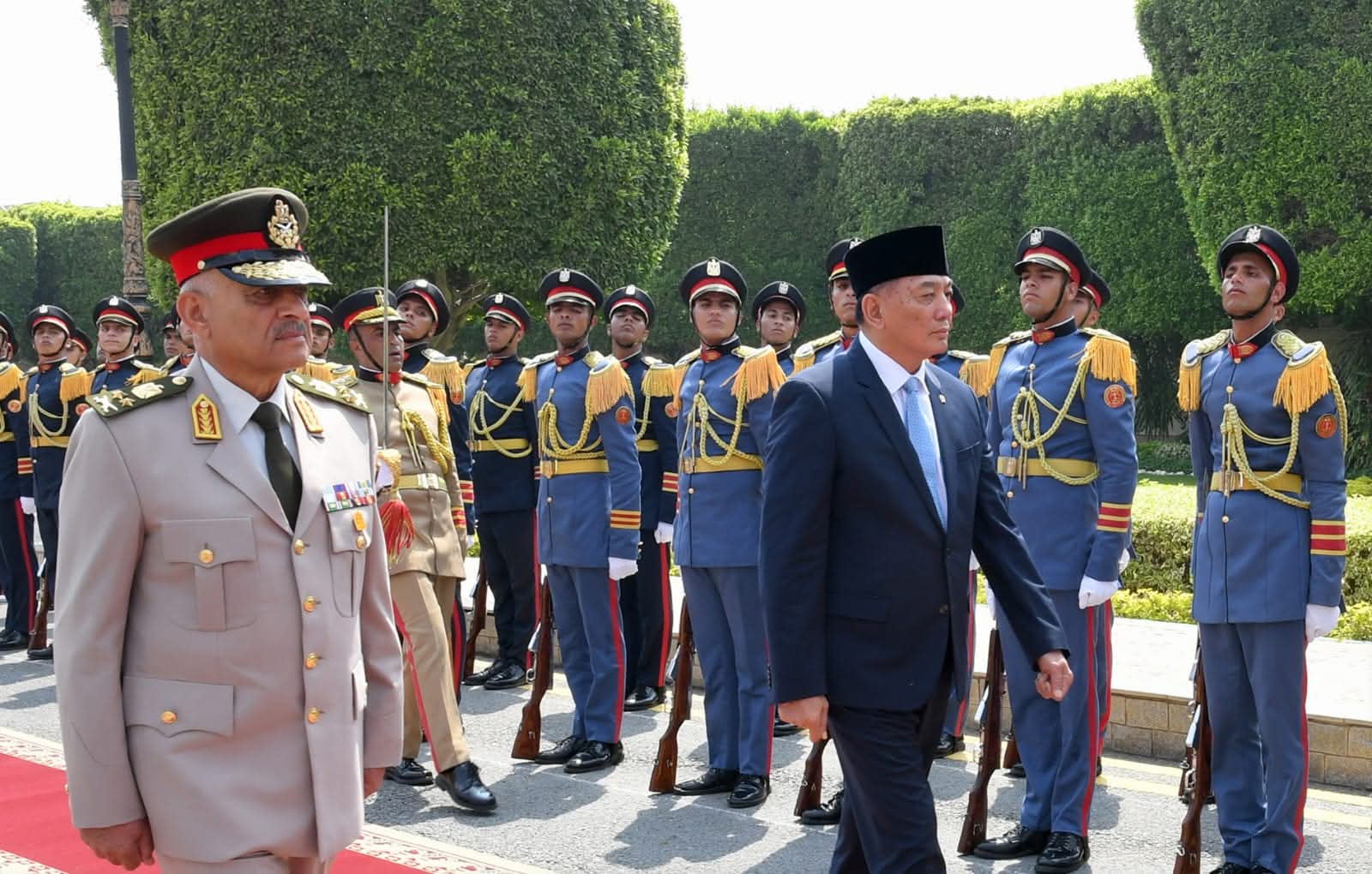 FB IMG 1752333261421 الفريق أول عبد المجيد صقر القائد العام للقوات المسلحة وزير الدفاع والإنتاج الحربى يلتقى وزير الدفاع الإندونيسي 