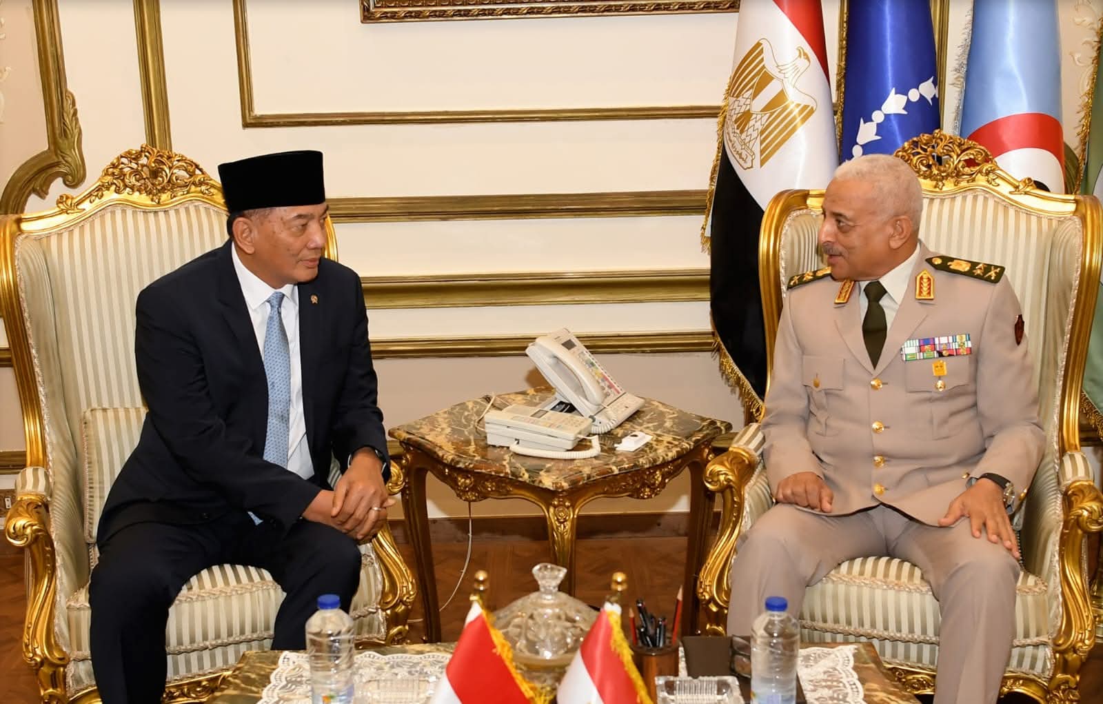 FB IMG 1752333267691 الفريق أول عبد المجيد صقر القائد العام للقوات المسلحة وزير الدفاع والإنتاج الحربى يلتقى وزير الدفاع الإندونيسي 