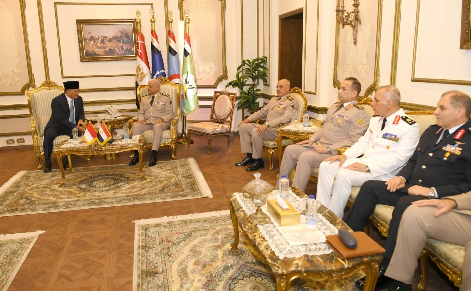 FB IMG 1752333272952 الفريق أول عبد المجيد صقر القائد العام للقوات المسلحة وزير الدفاع والإنتاج الحربى يلتقى وزير الدفاع الإندونيسي 