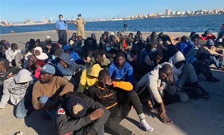 OIF ليبيا ترحل 700 مهاجر سوداني في إطار حملة موسعة ضد شبكات الاتجار بالبشر والهجرة غير الشرعية