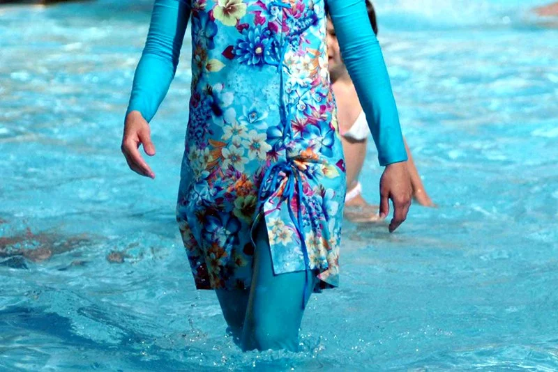burkini أزمة “البوركيني” تصل المغرب: مطالب حقوقية بوقف منع المحجبات من حمامات السباحة والفنادق 