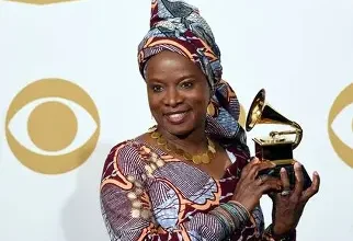 download 1 1 أنجيليك كيدجو: تصبح أول فنانة أفريقية تُمنح نجمةً في ممشى المشاهير في هوليوود