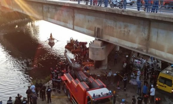 00cbf9957c4cfecc3799a91010534949 M كارثة في الجزائر: وفاة 18 شخص في سقوط حافلة من علي جسر .. وتبون يعلن الحداد الوطني