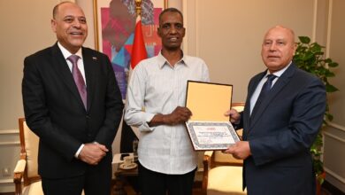 مصر .. وزير النقل يكرم عامل مزلقان أنقذ شابًا من الموت تحت عجلات القطار في بني سويف 14 538379432 1321432693360481 2712924159336700103 n مصر .. وزير النقل يكرم عامل مزلقان أنقذ شابًا من الموت تحت عجلات القطار في بني سويف