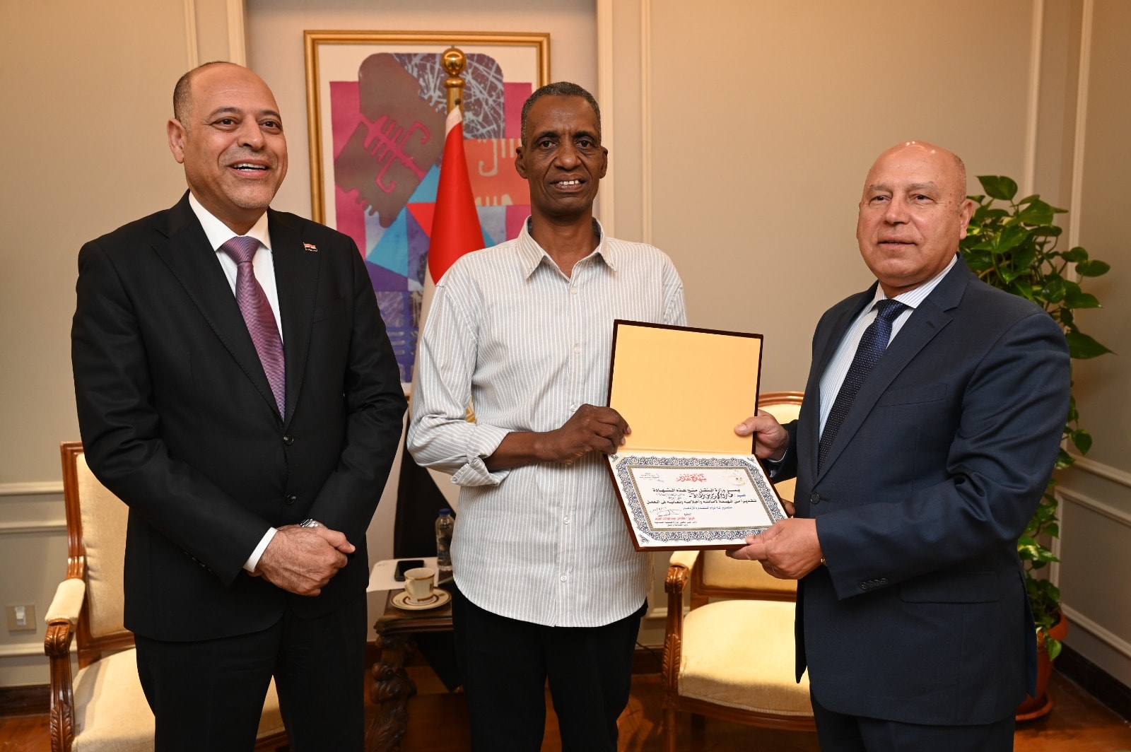 538379432 1321432693360481 2712924159336700103 n مصر .. وزير النقل يكرم عامل مزلقان أنقذ شابًا من الموت تحت عجلات القطار في بني سويف