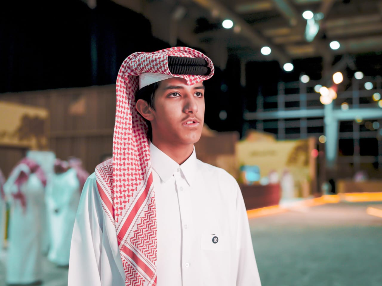 IMG 20250811 WA0001 « صقّار المستقبل » جناح تفاعلي بالمزاد الدولي لمزارع إنتاج الصقور لتعريف الأجيال الجديدة