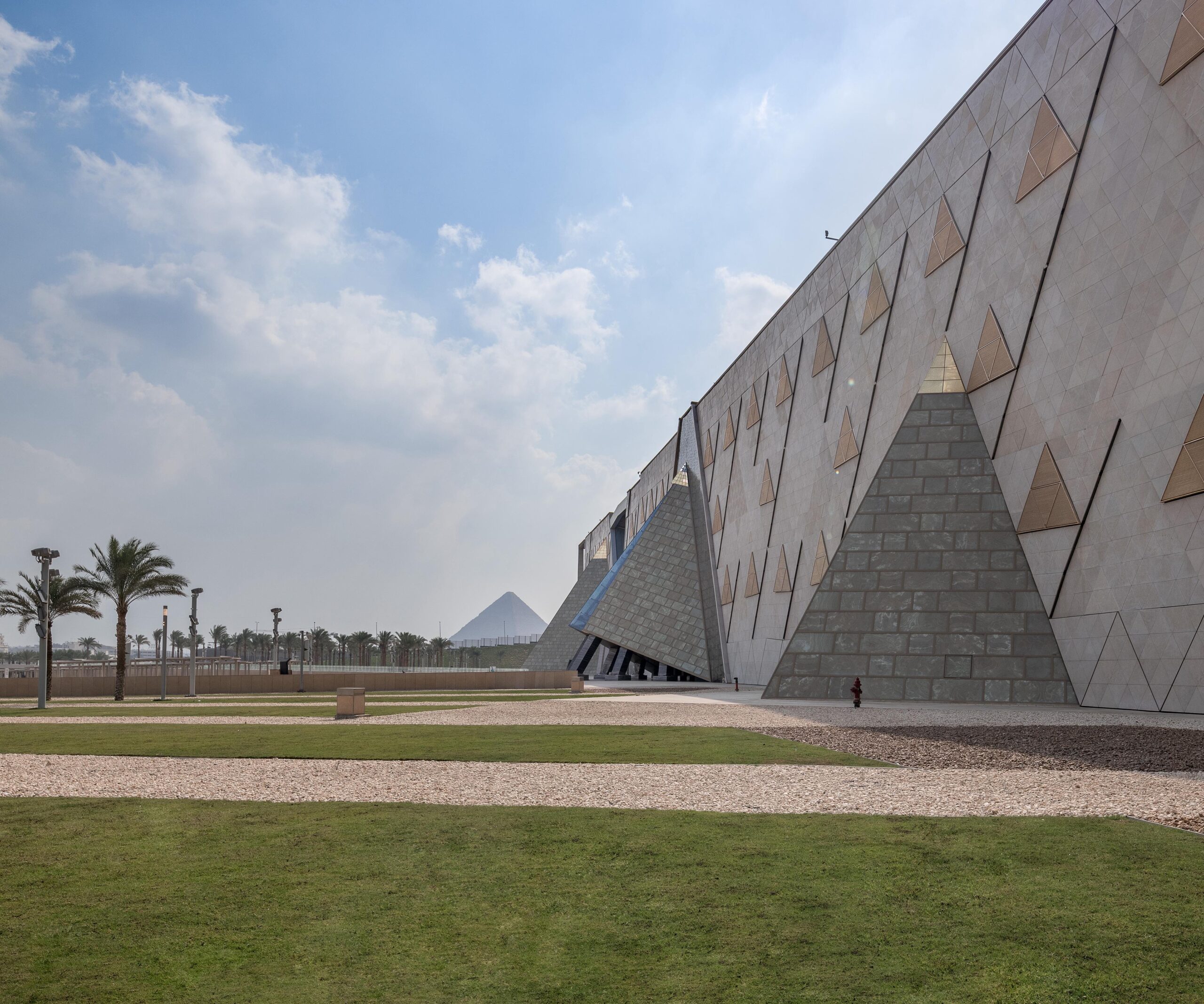 IMG 20250812 WA0004 scaled «السياحة» توضح رسميا حقيقة فيديو إعلان ميسي وصلاح عن افتتاح المتحف المصري الكبير