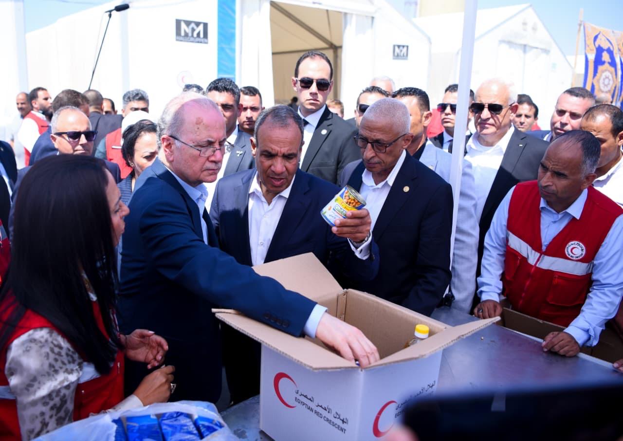 IMG 20250818 WA0020 بالصور .. وزير الخارجية ورئيس الوزراء الفلسطيني يزوران مركز الإمداد الغذائي "المطبخ الإنساني" بالشيخ زويد