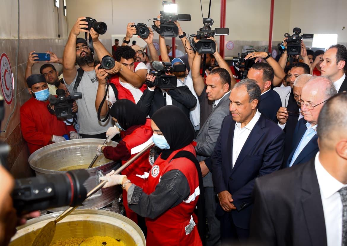 IMG 20250818 WA0021 بالصور .. وزير الخارجية ورئيس الوزراء الفلسطيني يزوران مركز الإمداد الغذائي "المطبخ الإنساني" بالشيخ زويد