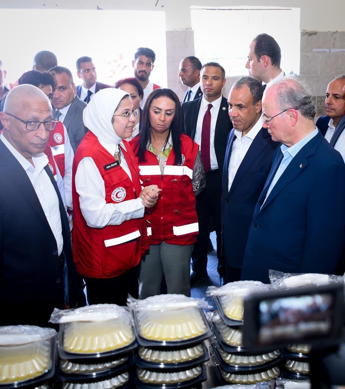 IMG 20250818 WA0022 بالصور .. وزير الخارجية ورئيس الوزراء الفلسطيني يزوران مركز الإمداد الغذائي "المطبخ الإنساني" بالشيخ زويد