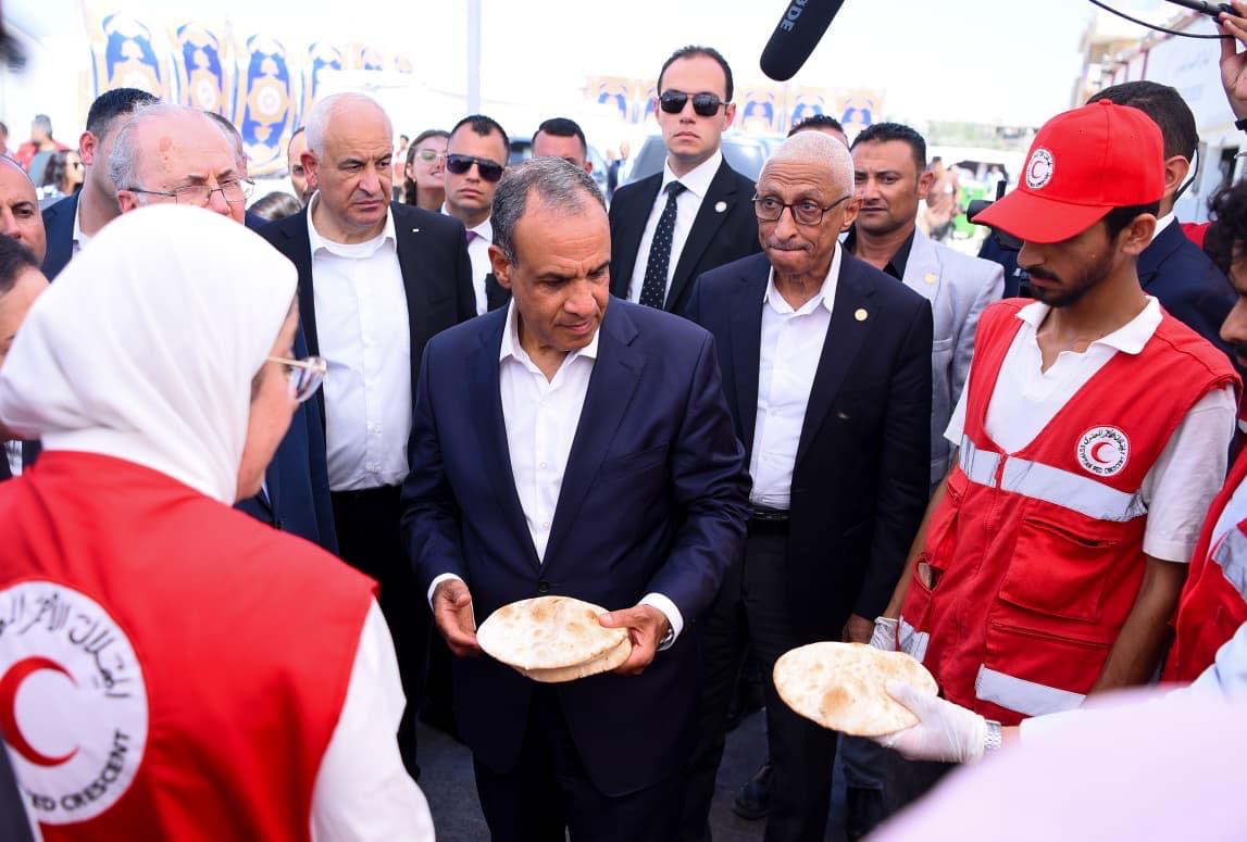 IMG 20250818 WA0023 بالصور .. وزير الخارجية ورئيس الوزراء الفلسطيني يزوران مركز الإمداد الغذائي "المطبخ الإنساني" بالشيخ زويد