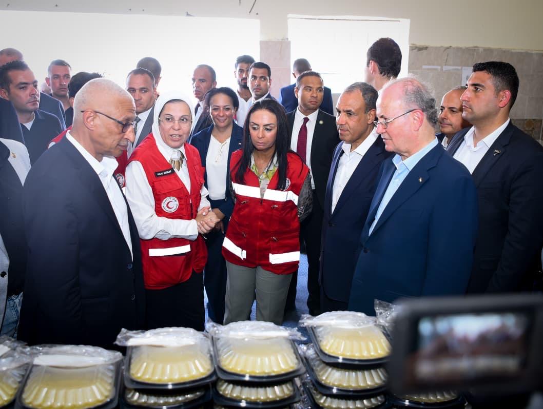 IMG 20250818 WA0024 بالصور .. وزير الخارجية ورئيس الوزراء الفلسطيني يزوران مركز الإمداد الغذائي "المطبخ الإنساني" بالشيخ زويد