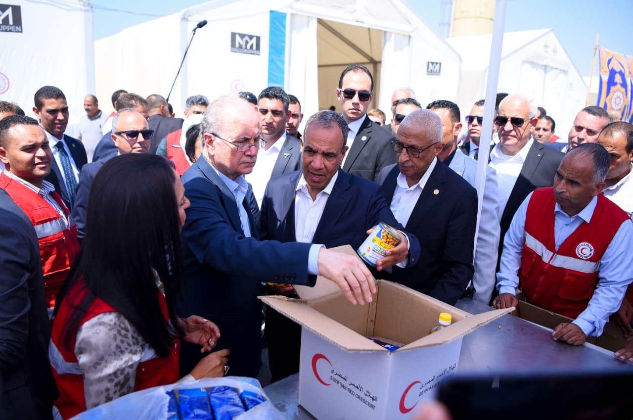 IMG 20250818 WA0025 بالصور .. وزير الخارجية ورئيس الوزراء الفلسطيني يزوران مركز الإمداد الغذائي "المطبخ الإنساني" بالشيخ زويد