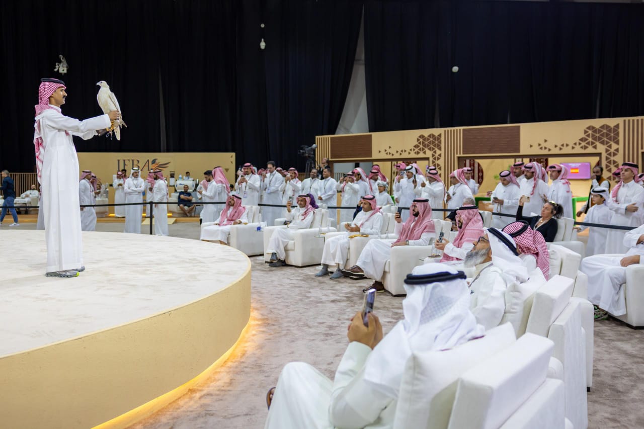 IMG 20250825 WA0045 بيع أغلى صقر في العالم بـ 1.2 مليون ريال سعودي بمزاد دولي في الرياض 
