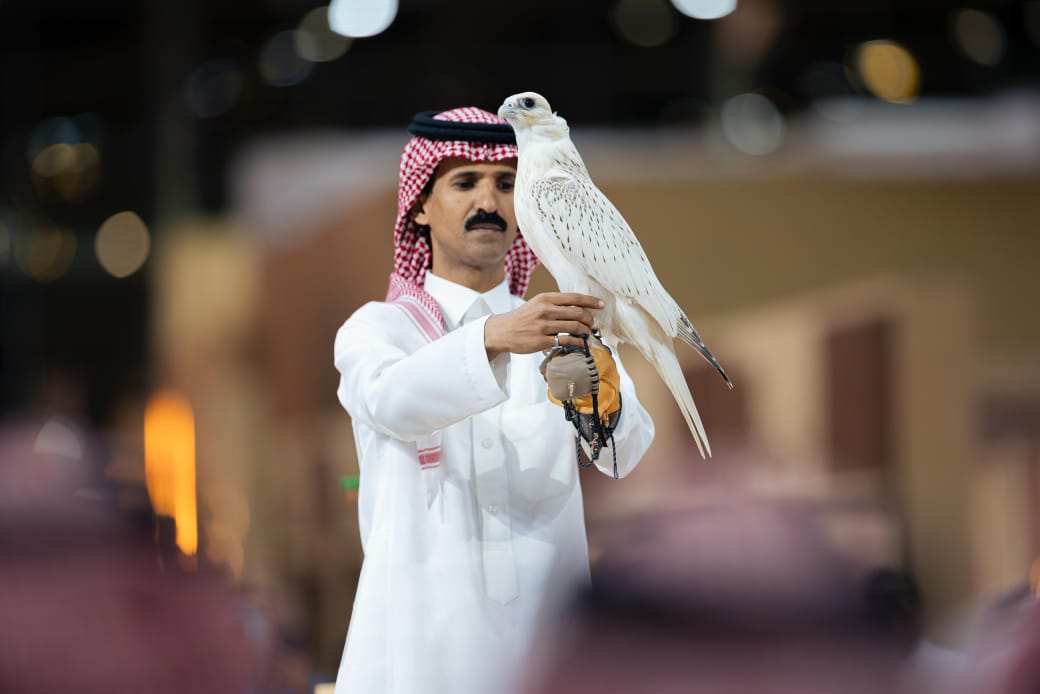IMG 20250825 WA0046 بيع أغلى صقر في العالم بـ 1.2 مليون ريال سعودي بمزاد دولي في الرياض 