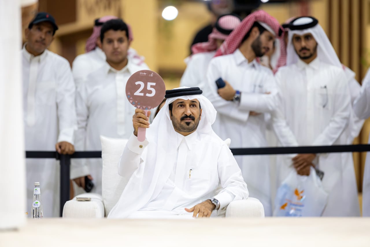 IMG 20250825 WA0048 بيع أغلى صقر في العالم بـ 1.2 مليون ريال سعودي بمزاد دولي في الرياض 