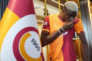 Victor Osimhen Galatasaray shirt kiss أوسيمين وجالطة سراي.. شراكة جديدة برغبة السيطرة على البطولات