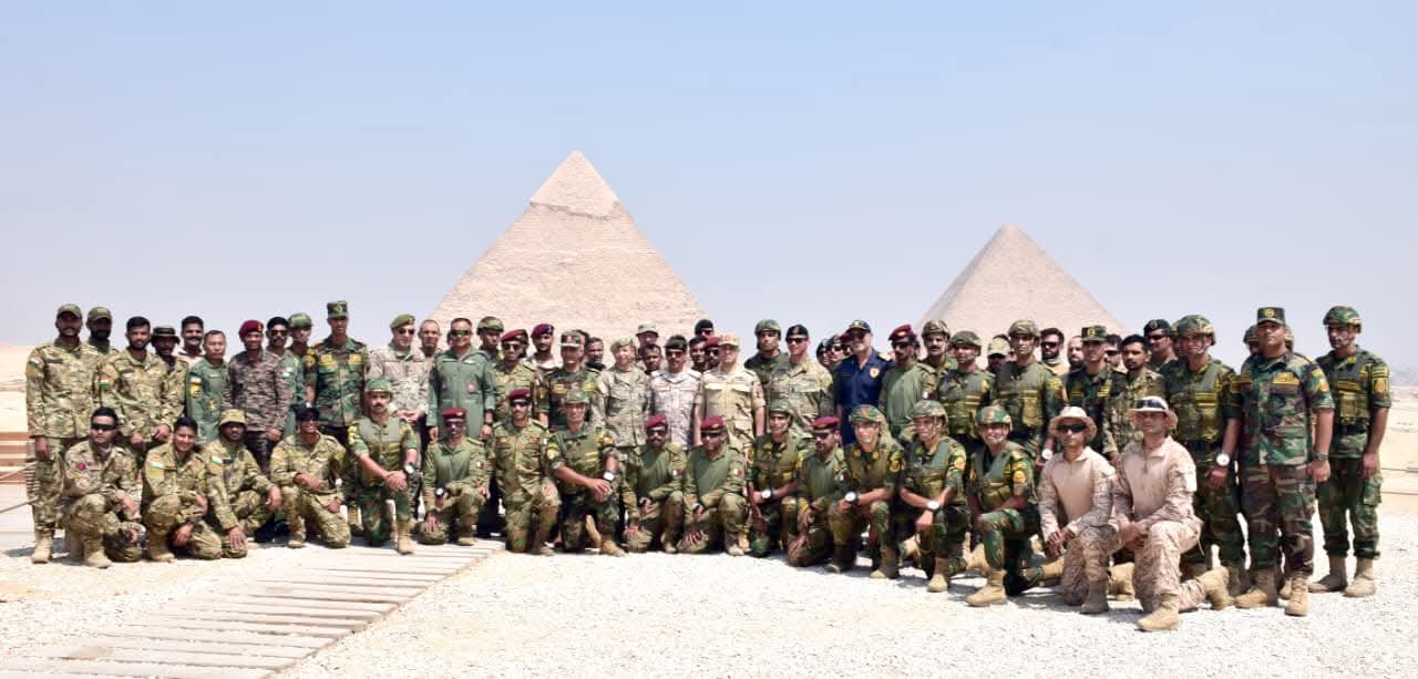 FB IMG 1757252534770 أنشطة مكثفة للتدريب المصرى الأمريكى المشترك " النجم الساطع - 2025 " .. تنفيذ قفز حر مظلى بمنطقة الأهرامات الأثرية 