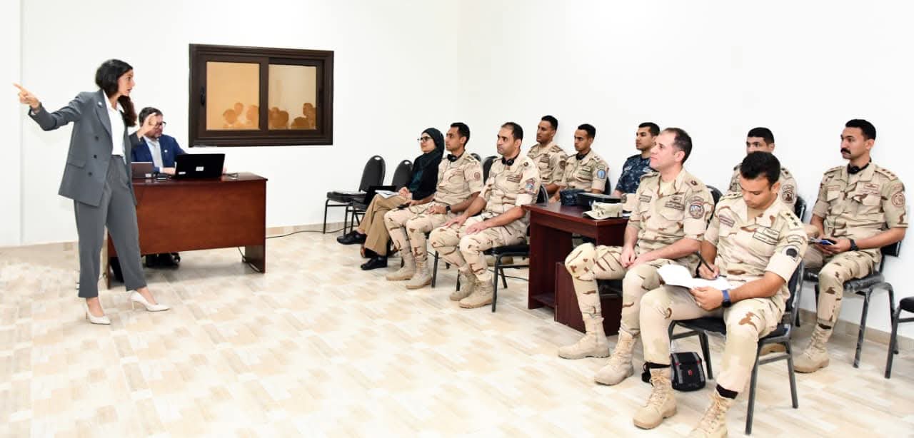 FB IMG 1757252547900 أنشطة مكثفة للتدريب المصرى الأمريكى المشترك " النجم الساطع - 2025 " .. تنفيذ قفز حر مظلى بمنطقة الأهرامات الأثرية 