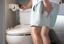 man bathroom hemorrhoid toilet research دراسة حديثة: تصفح الهاتف في المرحاض يزيد من الإصابة بالبواسير بنسبة 50%