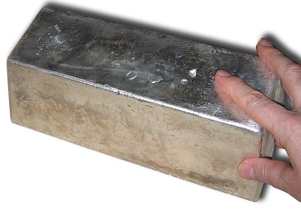 قفزة تاريخية في أسعار الفضة وسط فوضى في السوق ونقص حاد في المعروض 1 1000oz.silver.bullion.bar .top قفزة تاريخية في أسعار الفضة وسط فوضى في السوق ونقص حاد في المعروض