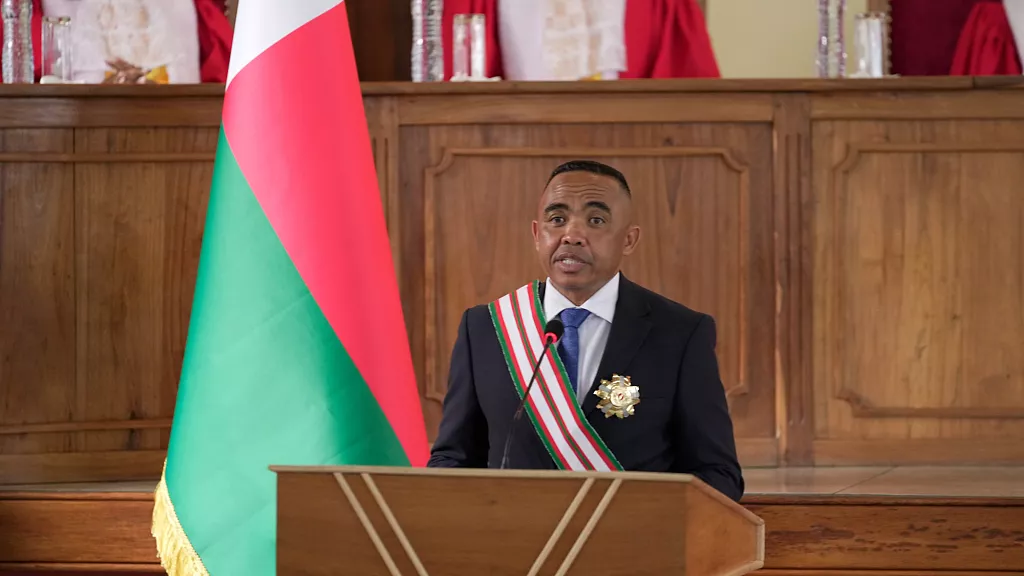 مدغشقر: العقيد مايكل راندريانيرينا يؤدي اليمين الدستورية رئيسًا جديدًا بعد انقلاب عسكري أطاح براجولينا 1 1024x576 cmsv2 6ea94d81 2aca 5c4c 892c a2b711d93274 9515750 مدغشقر: العقيد مايكل راندريانيرينا يؤدي اليمين الدستورية رئيسًا جديدًا بعد انقلاب عسكري أطاح براجولينا