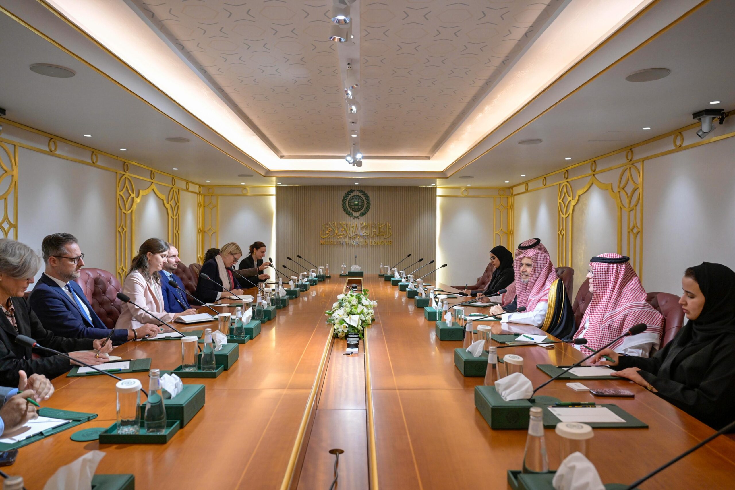 الأمين العام لرابطة العالم الإسلامي يلتقي وفدًا من القيادات الفكرية الألمانية من مختلف مراكز الأبحاث والفكر 1 25bc553e 3d1a 42f5 b9f2 b5b89990d5cf scaled الأمين العام لرابطة العالم الإسلامي يلتقي وفدًا من القيادات الفكرية الألمانية من مختلف مراكز الأبحاث والفكر