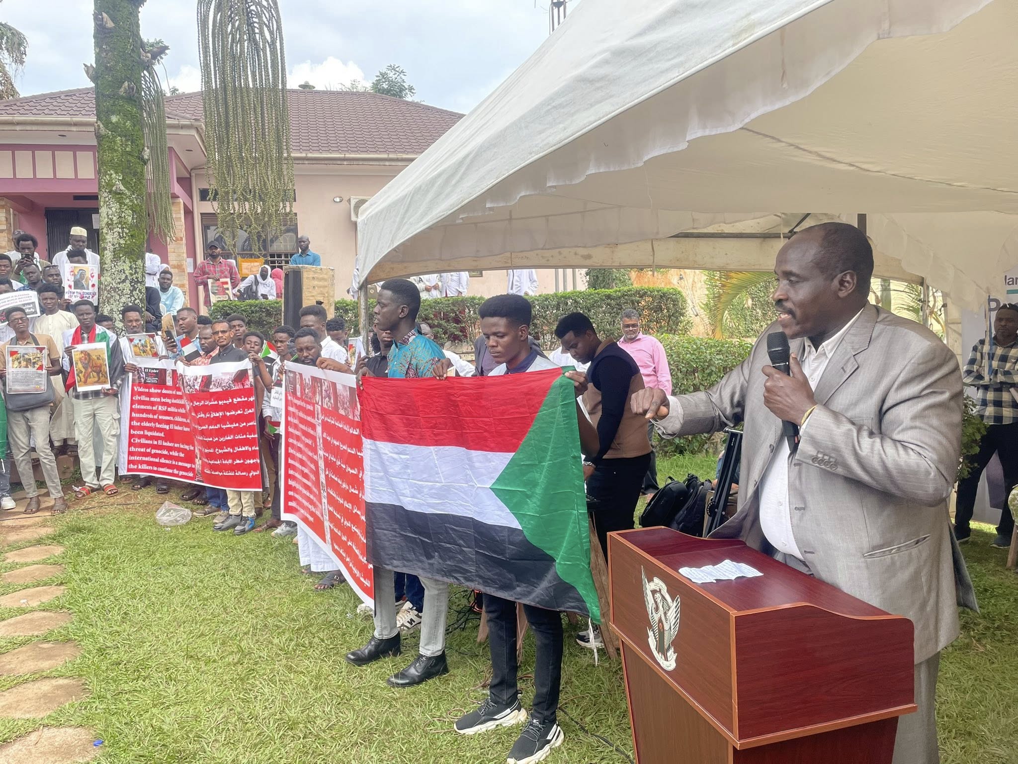 وقفة احتجاجية لأبناء الجالية السودانية في أوغندا تنديداً بجرائم الإبادة والتطهير العرقي في الفاشر وبارا 2 572784202 122200271750337756 6246161102352944631 n وقفة احتجاجية لأبناء الجالية السودانية في أوغندا تنديداً بجرائم الإبادة والتطهير العرقي في الفاشر وبارا