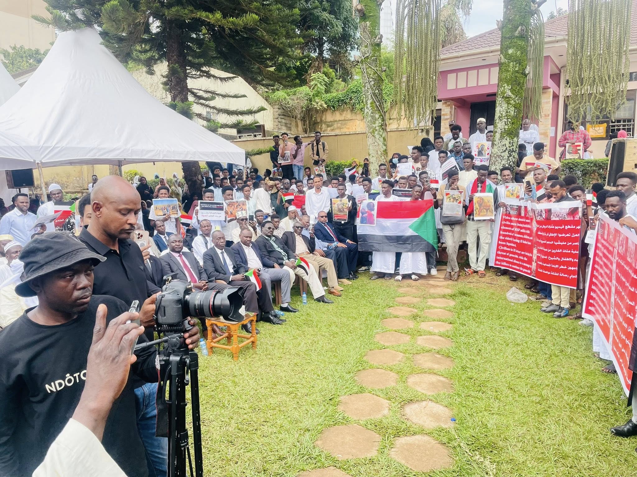 وقفة احتجاجية لأبناء الجالية السودانية في أوغندا تنديداً بجرائم الإبادة والتطهير العرقي في الفاشر وبارا 4 573554547 122200271720337756 7335188624891010788 n وقفة احتجاجية لأبناء الجالية السودانية في أوغندا تنديداً بجرائم الإبادة والتطهير العرقي في الفاشر وبارا