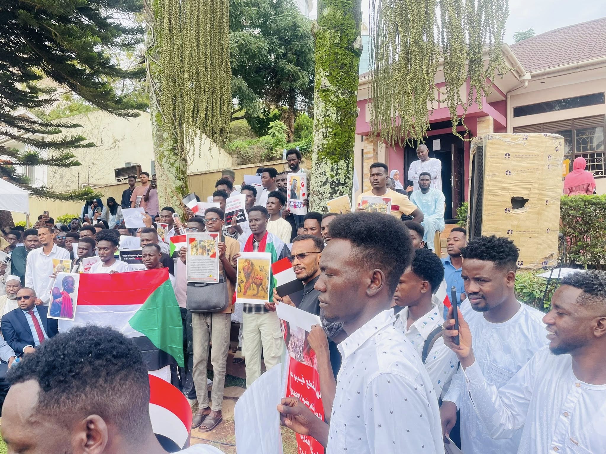 وقفة احتجاجية لأبناء الجالية السودانية في أوغندا تنديداً بجرائم الإبادة والتطهير العرقي في الفاشر وبارا 1 574564833 122200271816337756 3635983013941333752 n وقفة احتجاجية لأبناء الجالية السودانية في أوغندا تنديداً بجرائم الإبادة والتطهير العرقي في الفاشر وبارا